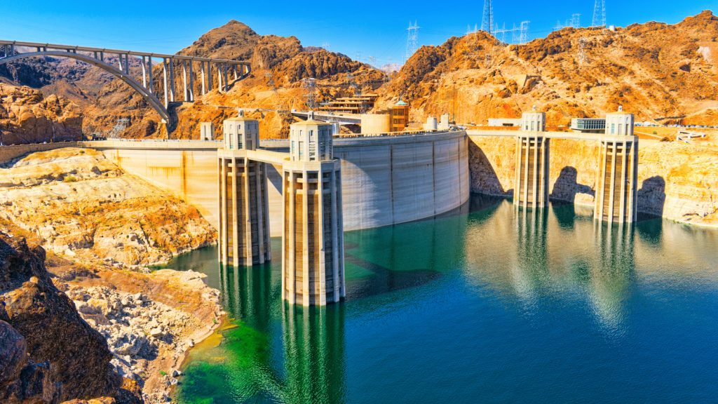 imagem da represa hoover dam em fotografia tirada em dia claro