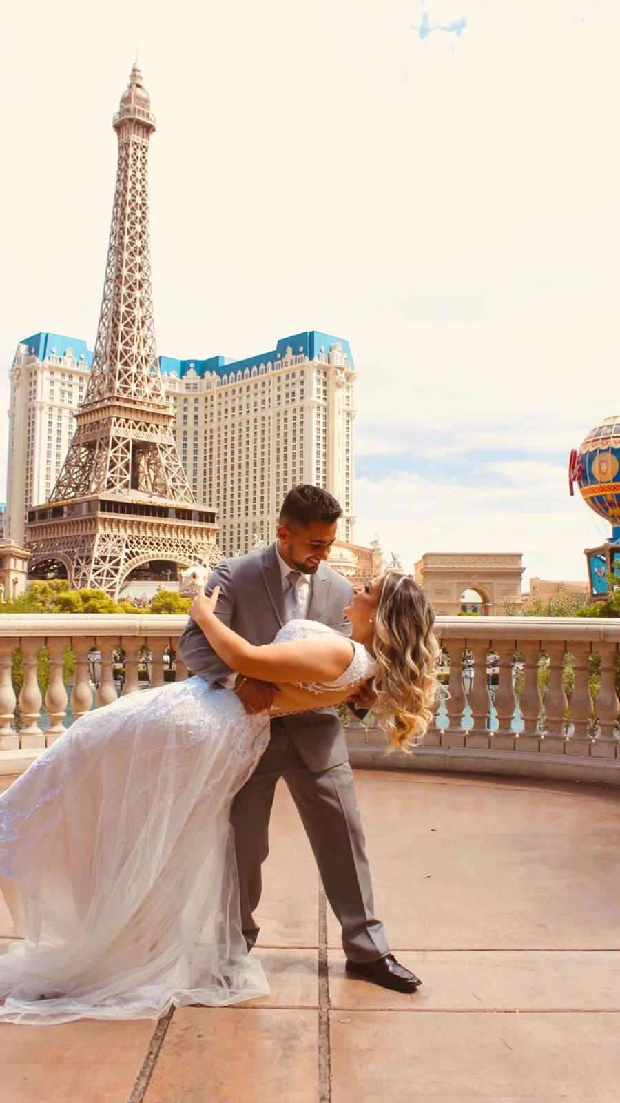 Imagem de um casal de noivos em frente a torre eiffel do hotel paris las vegas celebrando seu casamento em las vegas