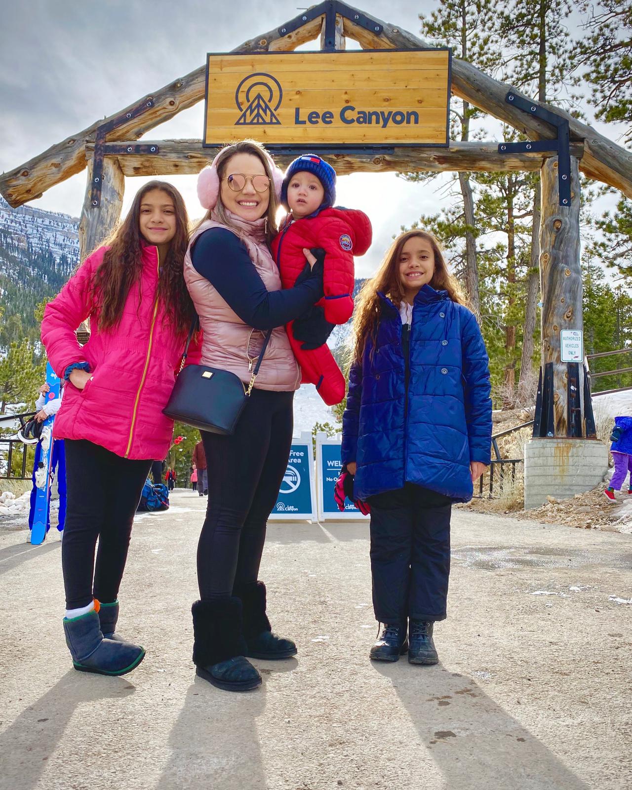 familia na entrada do lee canyon las vegas ski resort