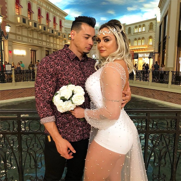 foto de juju salimeni e felipe franco em seu casamento em las vegas