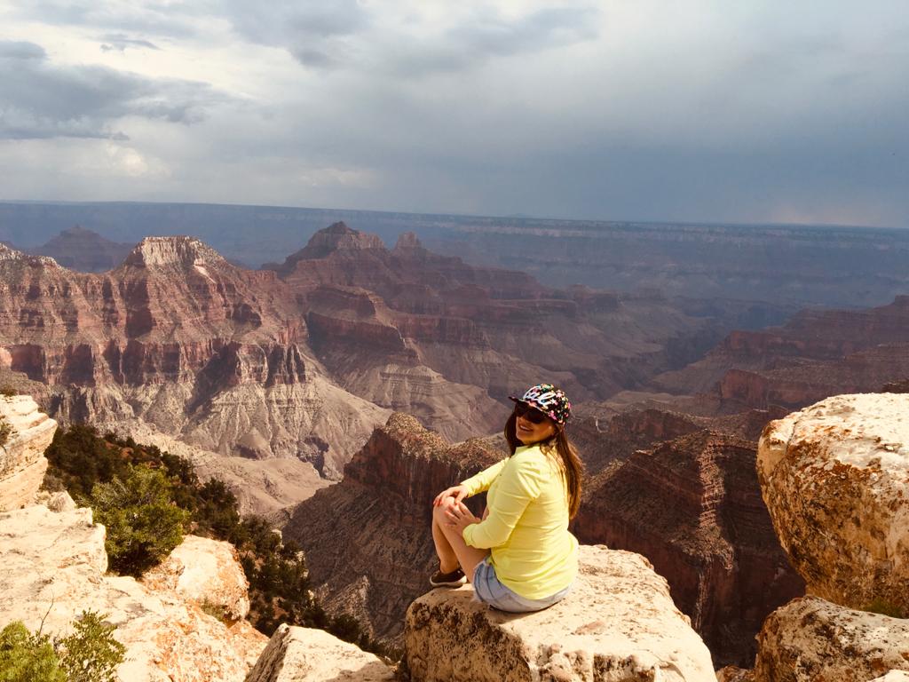imagem de uma turista durante visita ao grand canyon north rim