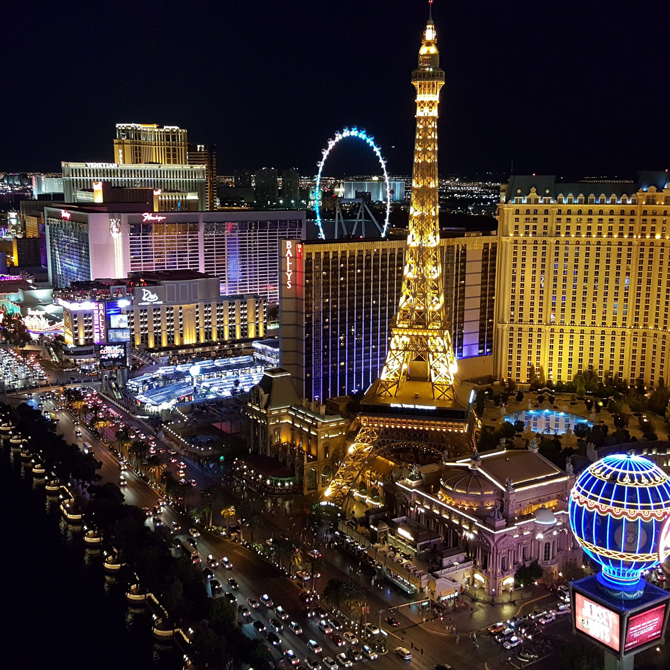 imagem noturna da torre eiffle de las vegas que fica localizada no hotel paris