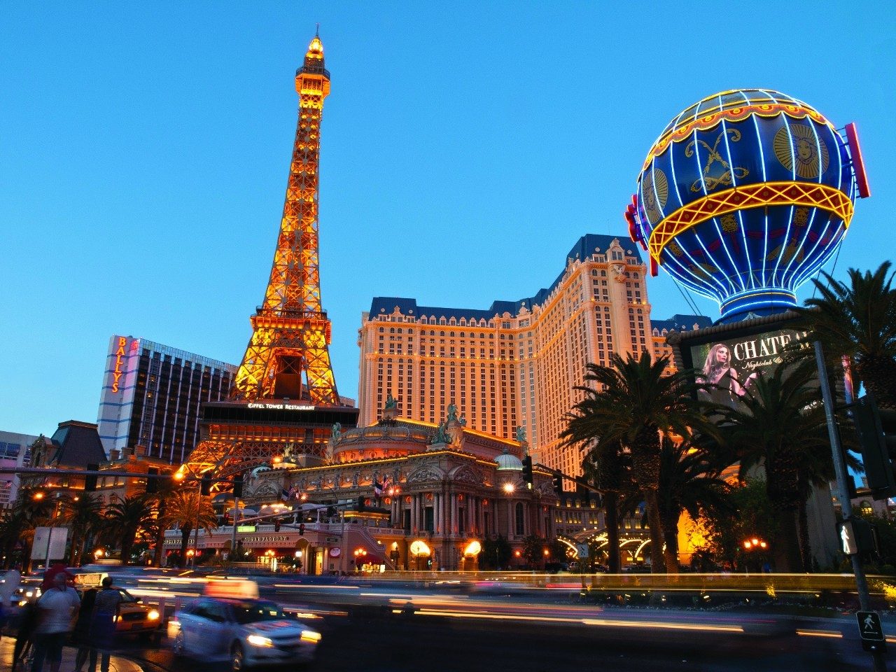 imagem vista de baixo de um anoitecer em frente ao hotel paris em las vegas