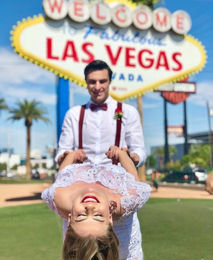 imagem dos noivos apos o casamento em las vegas em frente ao letreiro da fabulosa las vegas