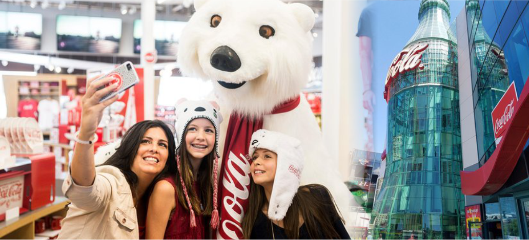 Urso na loja da Coca-Cola, localizada na Strip