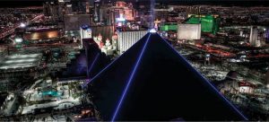 imagem noturna do hotel luxor las vegas