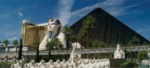 imagem da pirâmide do luxor las vegas durante o dia para ilustrar conteudo sobre o hotel