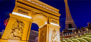 imagem noturna do show das luzes da eiffel tower de las vegas em frente ao hotel paris