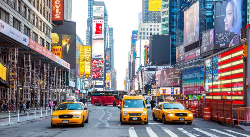 imagem de uma rua de new york com seus famosos taxis amarelos para ilustrar conteudo com dicas de viagem