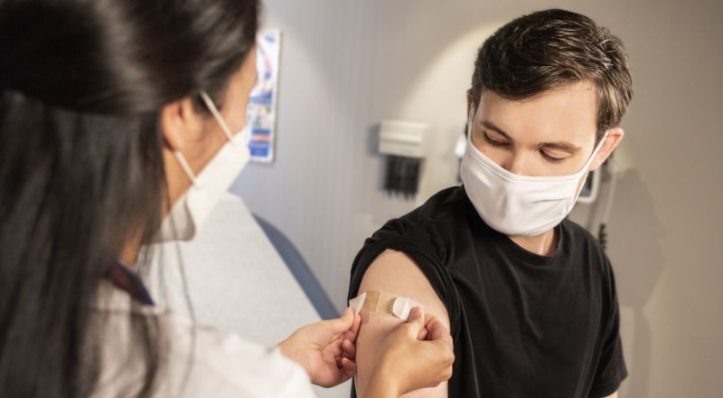 Um jovem está sendo vacinado