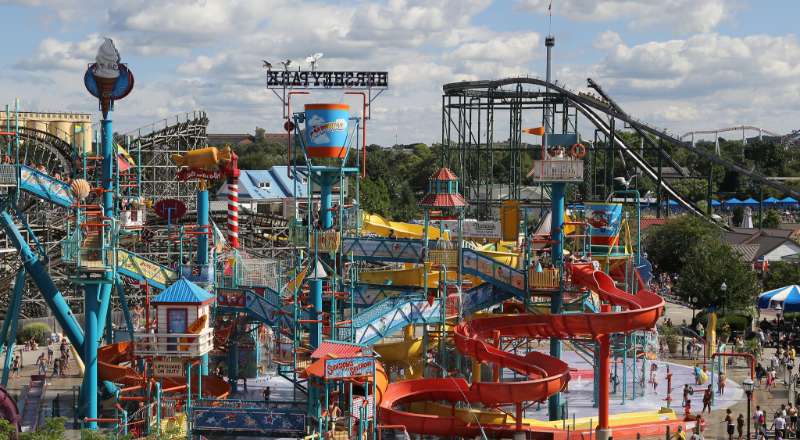 entre os melhores parques de diversão esta o hershypark com montanhas-russas e passeios aquáticos