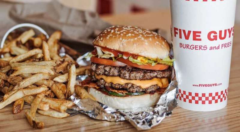 o fast food americano five guys burgers and fryes e uma otima opcao para aproveitar com a familia