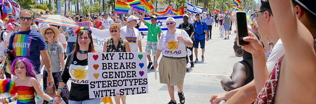 pessoas em passeata em miami pride