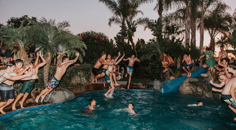 finde de tarde na piscina do resort, jovens pulam na piscina e se divertem nas pool parties em Las Vegas
