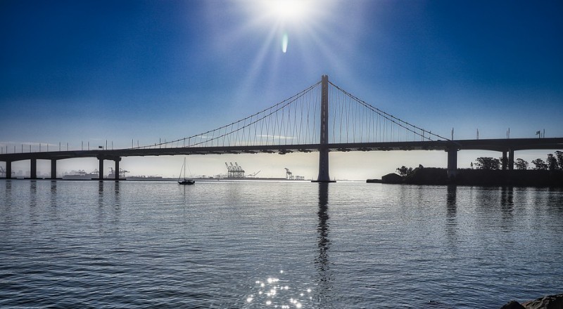 ponte na cidade de Oakland em dia ensolarado e clima ameno