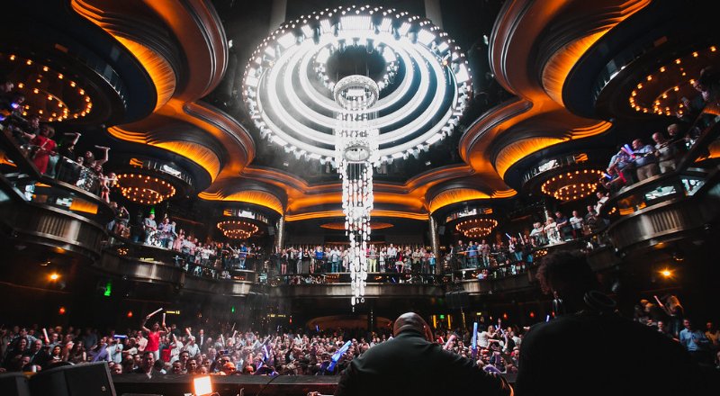 a estrutura espetacular da omnia nightclub em las vegas