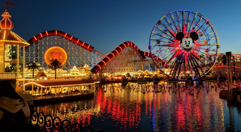 vista fabulosa da montanha russa do mickey mouse refletida no lago da disneyland california