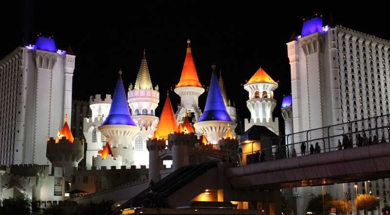 a noite em Las Vegas as torres do hotel e cassino Excalibur ficam iluminadas e se destacam na Las Vegas Strip