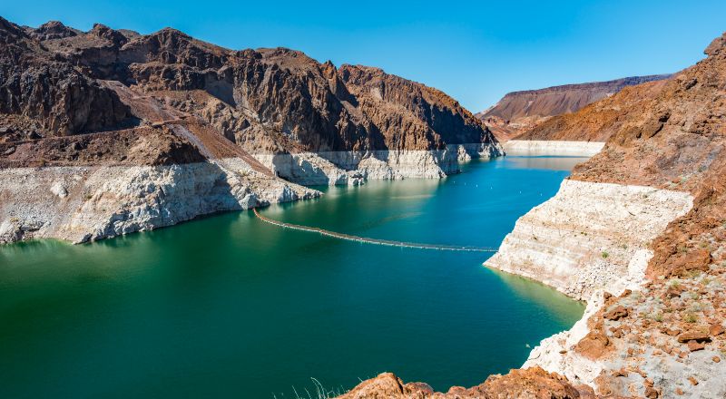 o lago mead com sua tonalidade deslumbrante verde esmeralda com montanhas desérticas ao seu redor