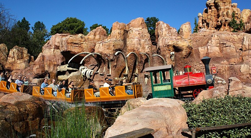 A Big Thunder Mountain Railroad, uma montanha russa inspirada no cenário do velho Oeste dentro da Disneyland Califórnia